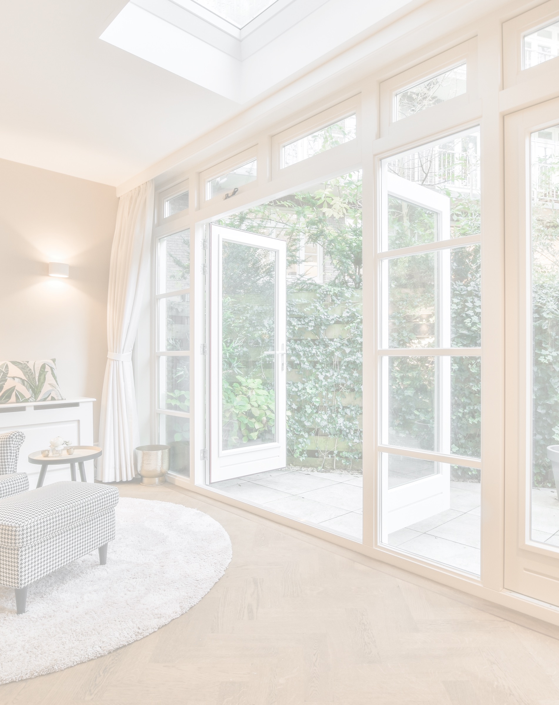 Intérieur lumineux donnant sur un jardin
